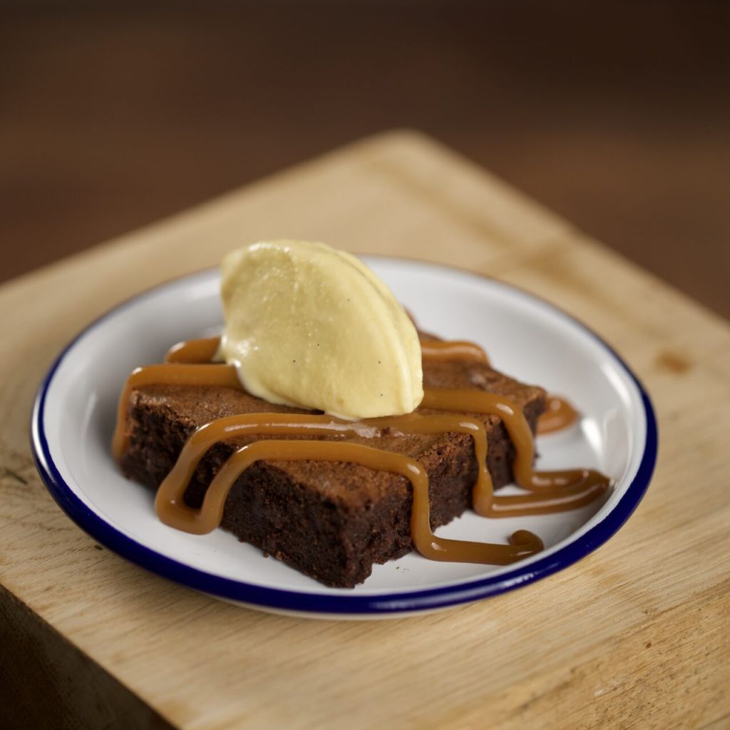 Brownie con Caramello Salato e gelato