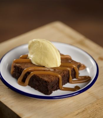 Brownie con Caramello Salato e gelato